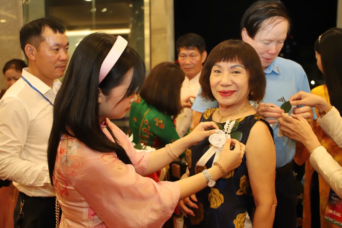 Lắng đọng nghi thức “bông hồng cài áo” trong Chương trình nghệ thuật "Ơn nghĩa sinh thành 2025"- Ảnh 4.