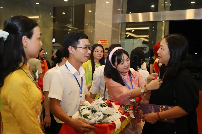 Khán giả chọn bông hồng cài áo khi đến chương trình "Ơn nghĩa sinh thành 2025".