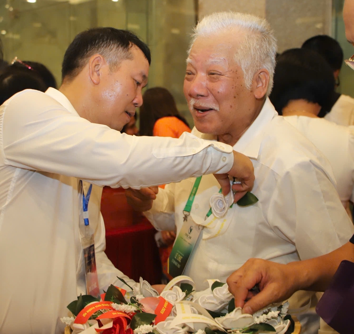 Lắng đọng nghi thức “bông hồng cài áo” trong Chương trình nghệ thuật "Ơn nghĩa sinh thành 2025"- Ảnh 6.