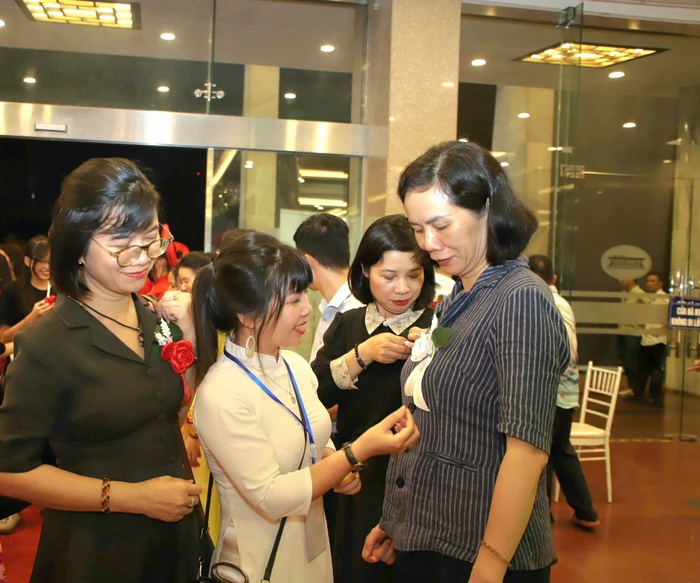 Lắng đọng nghi thức “bông hồng cài áo” trong Chương trình nghệ thuật "Ơn nghĩa sinh thành 2025"- Ảnh 1.