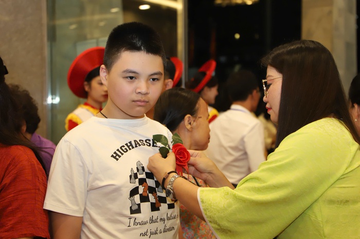 Lắng đọng nghi thức “bông hồng cài áo” trong Chương trình nghệ thuật "Ơn nghĩa sinh thành 2025"- Ảnh 3.