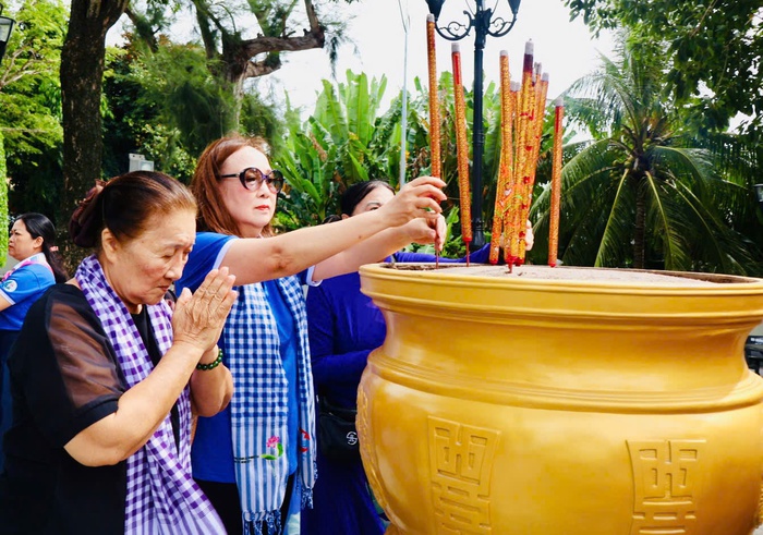Các đại biểu dâng hương - Ảnh: Hồ Lam