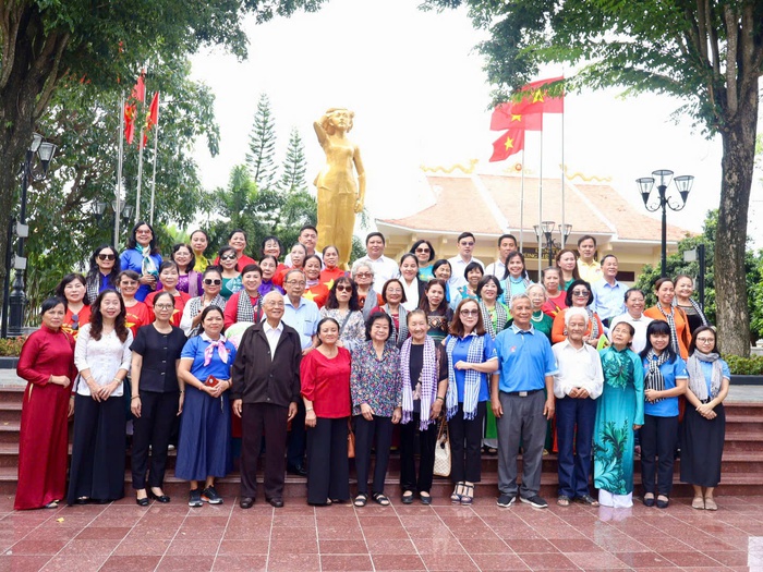 Đoàn đại biểu chụp ảnh lưu niệm trước tượng đài anh hùng liệt sĩ Võ Thị Sáu - Ảnh: Hồ Lam