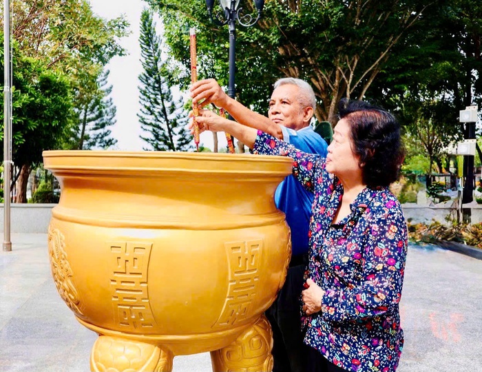 Nguyên Phó chủ tịch nước Trương Mỹ Hoa và nguyên Ủy viên Ban Chấp hành Trung ương Đảng Đặng Ngọc Tùng dâng hương tưởng niệm anh hùng liệt sĩ Võ Thị Sáu - Ảnh: Hồ Lam