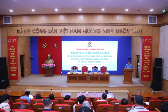Hơn 400 tỷ đồng hỗ trợ cán bộ công đoàn bị ảnh hưởng do sắp xếp tổ chức bộ máy- Ảnh 3. Hơn 400 tỷ đồng hỗ trợ cán bộ công đoàn bị ảnh hưởng do sắp xếp tổ chức bộ máy- Ảnh 3.