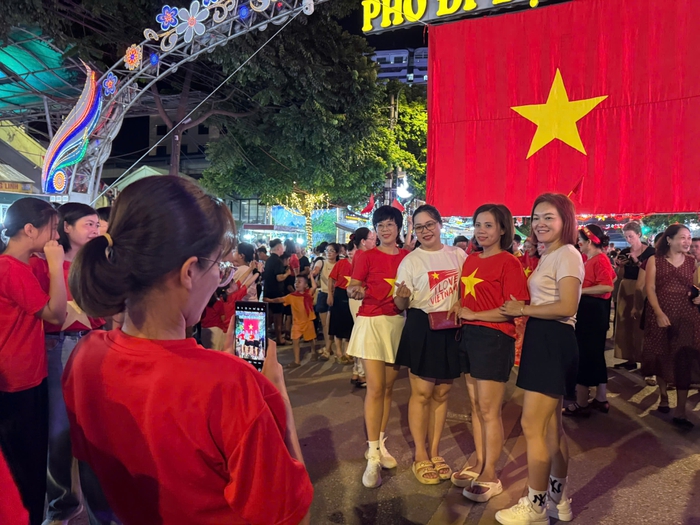 Phụ nữ Cao Bằng "nhuộm đỏ" phố đi bộ trong đêm Quốc khánh 2/9- Ảnh 5. Phụ nữ Cao Bằng "nhuộm đỏ" phố đi bộ trong đêm Quốc khánh 2/9- Ảnh 5.