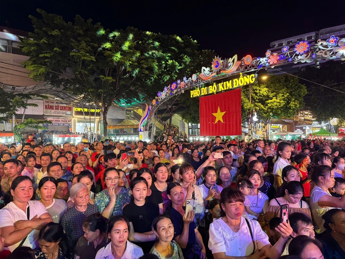 Phụ nữ Cao Bằng "nhuộm đỏ" phố đi bộ trong đêm Quốc khánh 2/9- Ảnh 4. Phụ nữ Cao Bằng "nhuộm đỏ" phố đi bộ trong đêm Quốc khánh 2/9- Ảnh 4.
