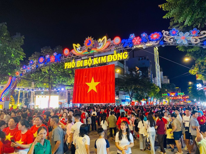 Phụ nữ Cao Bằng "nhuộm đỏ" phố đi bộ trong đêm Quốc khánh 2/9- Ảnh 1. Phụ nữ Cao Bằng "nhuộm đỏ" phố đi bộ trong đêm Quốc khánh 2/9- Ảnh 1.