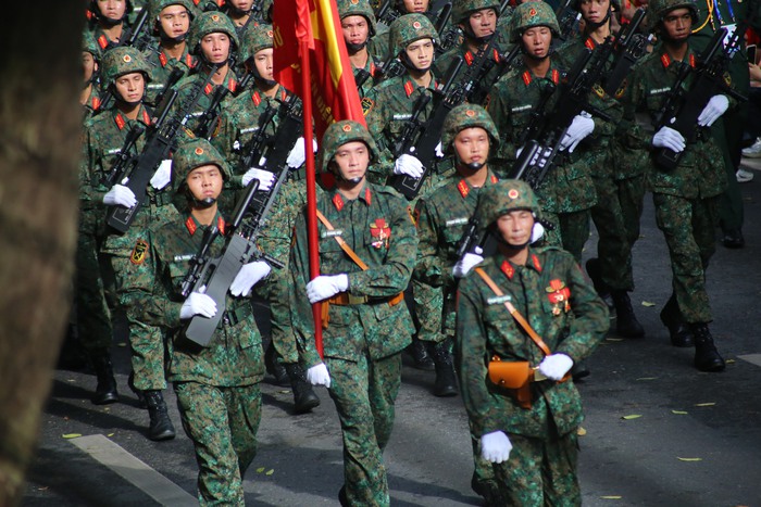 Cận cảnh thượng úy Lê Hoàng Hiệp diễu binh trong sự cổ vũ to lớn của người dân- Ảnh 2. Cận cảnh thượng úy Lê Hoàng Hiệp diễu binh trong sự cổ vũ to lớn của người dân- Ảnh 2.