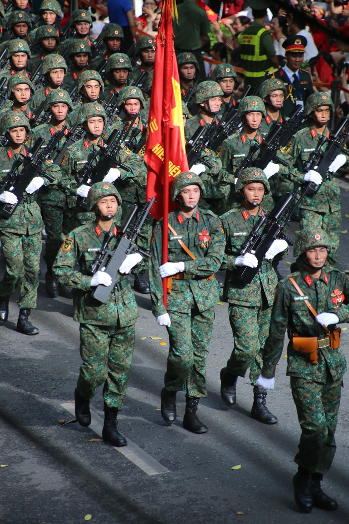 Cận cảnh thượng úy Lê Hoàng Hiệp diễu binh trong sự cổ vũ to lớn của người dân- Ảnh 4. Cận cảnh thượng úy Lê Hoàng Hiệp diễu binh trong sự cổ vũ to lớn của người dân- Ảnh 4.