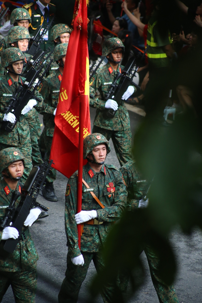 Cận cảnh thượng úy Lê Hoàng Hiệp diễu binh trong sự cổ vũ to lớn của người dân- Ảnh 3. Cận cảnh thượng úy Lê Hoàng Hiệp diễu binh trong sự cổ vũ to lớn của người dân- Ảnh 3.