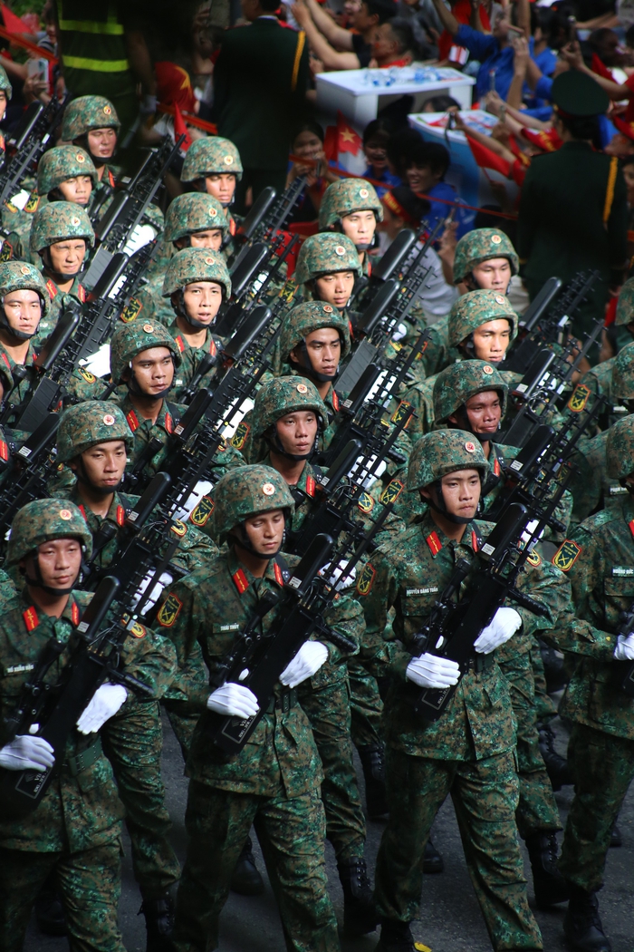 Cận cảnh thượng úy Lê Hoàng Hiệp diễu binh trong sự cổ vũ to lớn của người dân- Ảnh 6. Cận cảnh thượng úy Lê Hoàng Hiệp diễu binh trong sự cổ vũ to lớn của người dân- Ảnh 6.