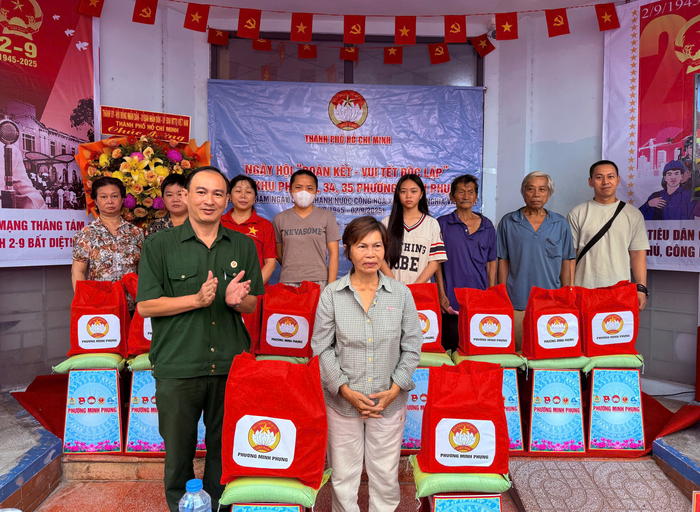 TPHCM: Hơn 6.000 phần quà, học bổng được trao trong "Ngày hội non sông - Dân tộc kết đoàn"- Ảnh 4. TPHCM: Hơn 6.000 phần quà, học bổng được trao trong "Ngày hội non sông - Dân tộc kết đoàn"- Ảnh 4.