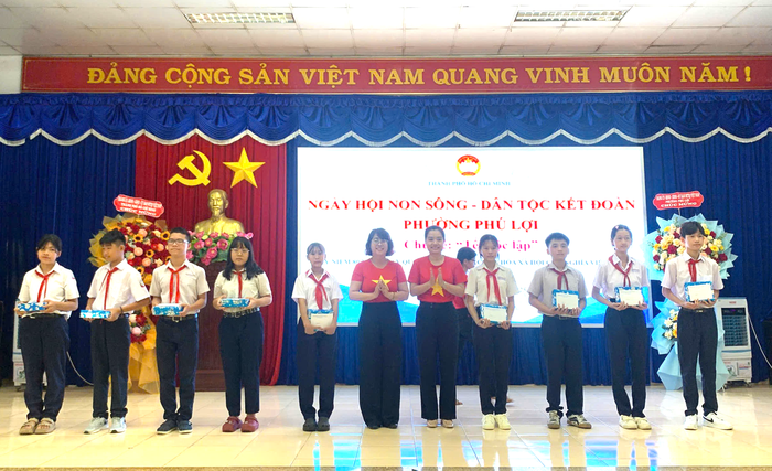 TPHCM: Hơn 6.000 phần quà, học bổng được trao trong "Ngày hội non sông - Dân tộc kết đoàn"- Ảnh 3. TPHCM: Hơn 6.000 phần quà, học bổng được trao trong "Ngày hội non sông - Dân tộc kết đoàn"- Ảnh 3.
