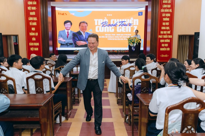 Chuyên gia kinh tế Trần Sĩ Chương giao lưu cùng học sinh trường THPT Chuyên Khoa học Huế - Ảnh: NVCC Chuyên gia kinh tế Trần Sĩ Chương giao lưu cùng học sinh trường THPT Chuyên Khoa học Huế - Ảnh: NVCC