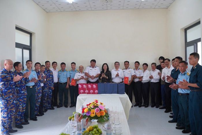 Bộ trưởng Bộ Y tế thăm cán bộ, chiến sĩ ở đặc khu Côn Đảo- Ảnh 2.