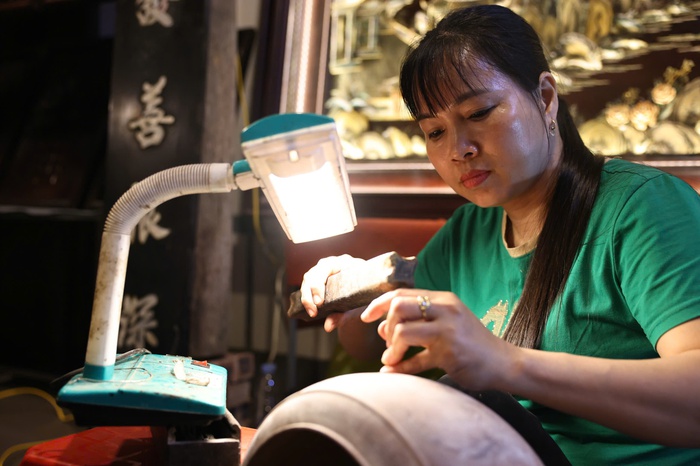 Những bàn tay phụ nữ giữ hồn nghề khảm trai nghìn năm- Ảnh 2. Những bàn tay phụ nữ giữ hồn nghề khảm trai nghìn năm- Ảnh 2.