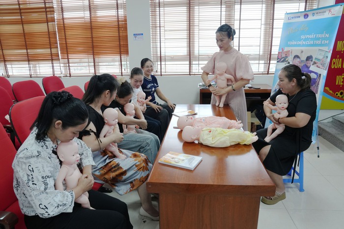 Quảng Ninh: Tập huấn kỹ năng làm cha mẹ cho cán bộ y tế cơ sở - Ảnh 1. Quảng Ninh: Tập huấn kỹ năng làm cha mẹ cho cán bộ y tế cơ sở - Ảnh 1.
