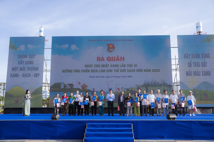 Huế: Hơn 1.000 đoàn viên, thanh niên chung tay bảo vệ môi trường, xây dựng nông thôn mới- Ảnh 4. Huế: Hơn 1.000 đoàn viên, thanh niên chung tay bảo vệ môi trường, xây dựng nông thôn mới- Ảnh 4.