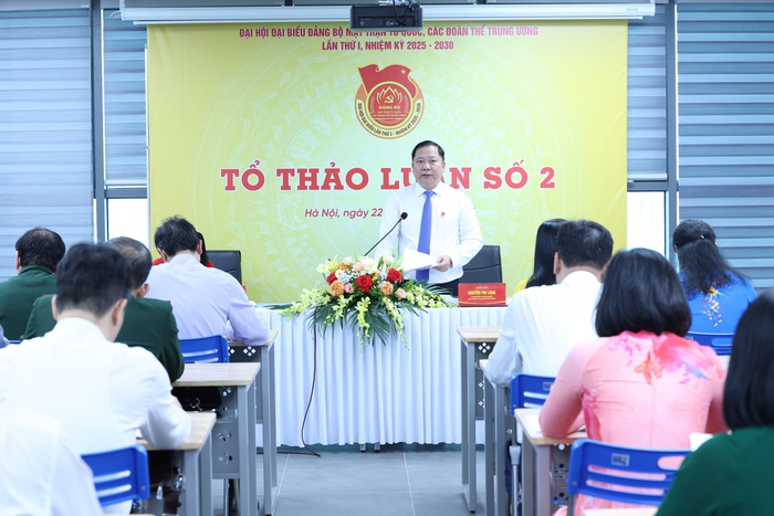 Sinh hoạt chi bộ không nhất thiết chỉ ở phòng họp- Ảnh 1. Sinh hoạt chi bộ không nhất thiết chỉ ở phòng họp- Ảnh 1.