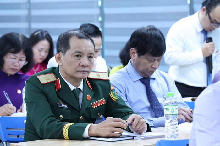 Sinh hoạt chi bộ không nhất thiết chỉ ở phòng họp- Ảnh 6. Sinh hoạt chi bộ không nhất thiết chỉ ở phòng họp- Ảnh 6.