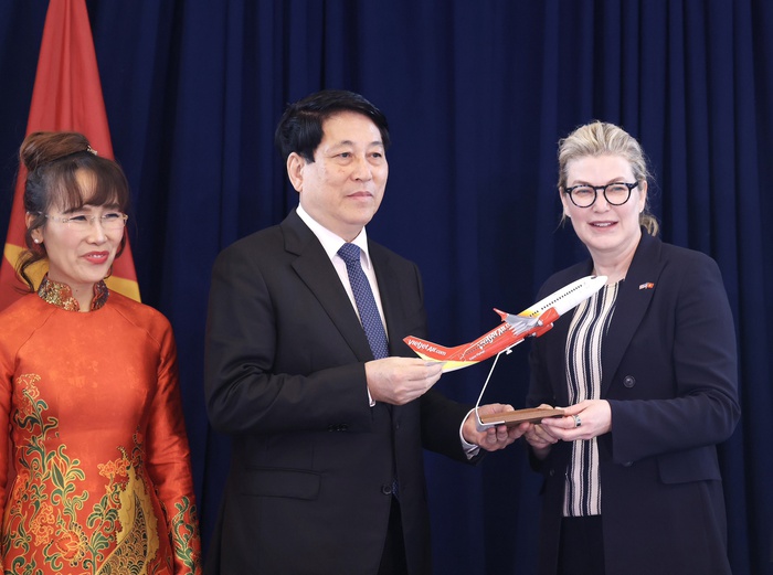 Chủ tịch nước Lương Cường chứng kiến Vietjet nhận bàn giao tàu bay Boeing đầu tiên - dấu mốc 30 năm quan hệ Việt Nam - Hoa Kỳ- Ảnh 3. Chủ tịch nước Lương Cường chứng kiến Vietjet nhận bàn giao tàu bay Boeing đầu tiên - dấu mốc 30 năm quan hệ Việt Nam - Hoa Kỳ- Ảnh 3.
