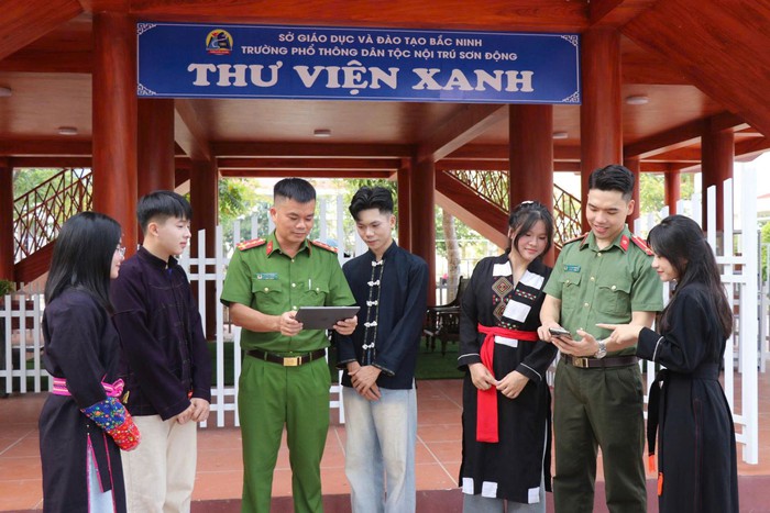 "Vắc-xin tinh thần" cho học sinh vùng cao- Ảnh 2.