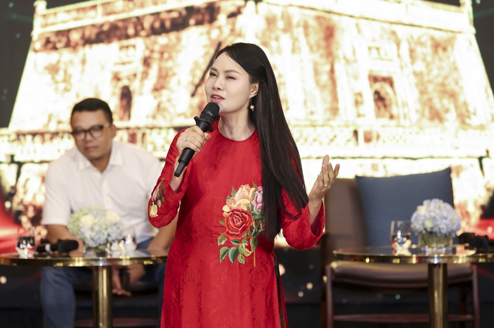 NSND Mai Hoa nổi tiếng với những ca khúc nhạc phim như "Người Hà Nội", "Đất và người", "Đường đời", "Chuyện phố phường", "Mùa lá rụng"... Chị còn tham gia đóng phim, ghi dấu ấn ở các bộ phim "Hương đất", "Bí thư tỉnh ủy"…