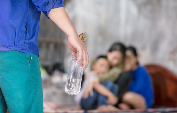 Bạo hành kinh tế giam cầm phụ nữ trong "chiếc lồng vô hình"- Ảnh 1.