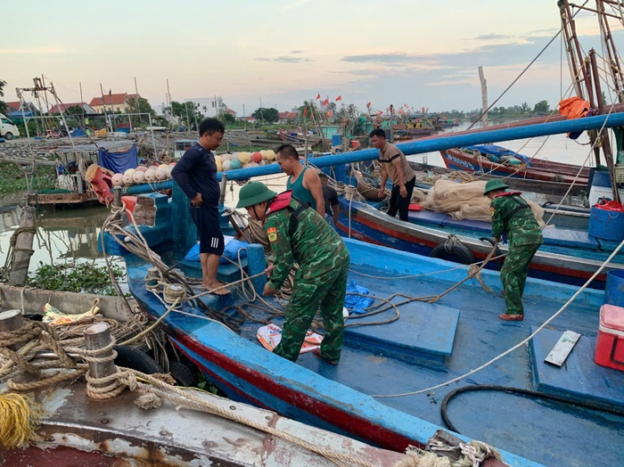 Hải Phòng: Bộ đội biên phòng kêu gọi hàng nghìn tàu thuyền trên biển phòng tránh bão- Ảnh 4.