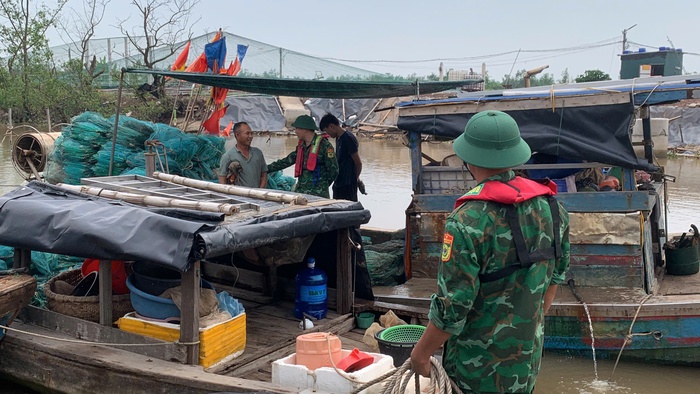 Hải Phòng: Bộ đội biên phòng kêu gọi hàng nghìn tàu thuyền trên biển phòng tránh bão- Ảnh 2.