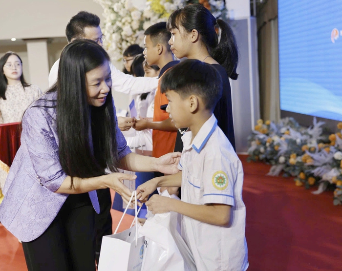 Hội LHPN Việt Nam trao 20 suất học bổng cho học sinh có hoàn cảnh khó khăn tại Phú Thọ- Ảnh 1.