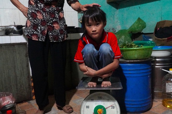 3 đứa trẻ mồ côi cha òa lên vui sướng khi thấy bữa cơm có cá- Ảnh 3.