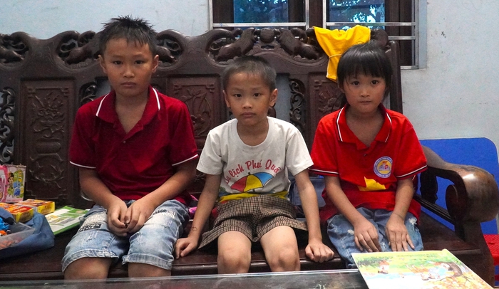 3 đứa trẻ mồ côi cha òa lên vui sướng khi thấy bữa cơm có cá- Ảnh 1.