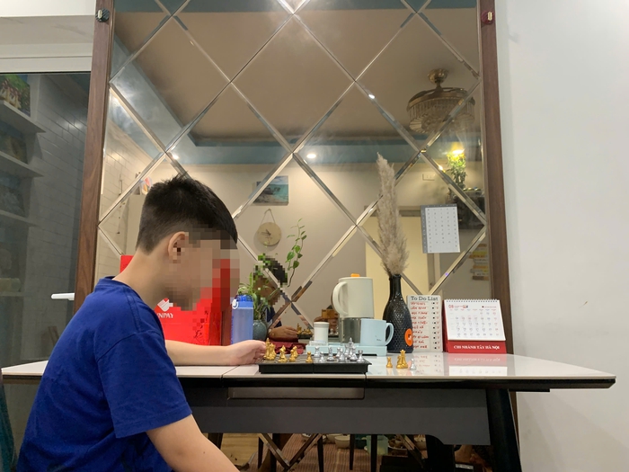 Con trai chị Huyền chơi cờ vua thay vì dành cả ngày chơi game như trước