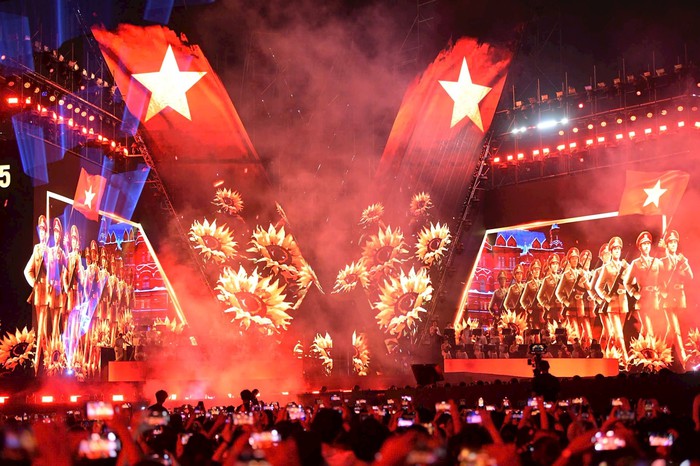 Thu hút hơn 50.000 khán giả, concert “Tổ quốc trong tim”  là một điểm sáng của công nghiệp văn hóa Việt Nam