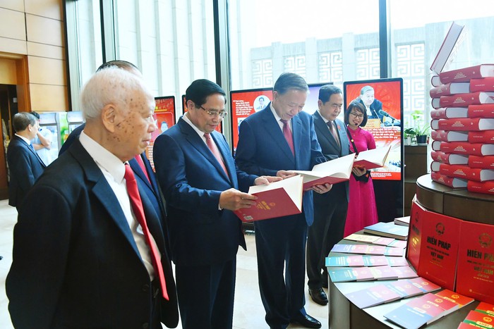Tổng Bí thư Tô Lâm, nguyên Tổng Bí thư Nông Đức Mạnh, Thủ tướng Chính phủ Phạm Minh Chính, Chủ tịch Quốc hội Trần Thanh Mẫn tham quan triển lãm. Ảnh: Quang Khánh
