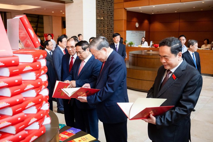 Tổng Bí thư Tô Lâm, nguyên Tổng Bí thư Nông Đức Mạnh, Thủ tướng Chính phủ Phạm Minh Chính, Chủ tịch Quốc hội Trần Thanh Mẫn tham quan triển lãm. Ảnh: Phạm Thắng
