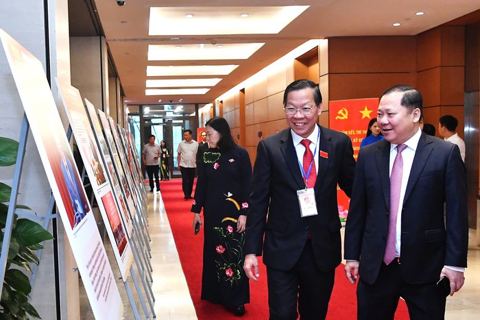 Các đại biểu tham quan triển lãm. Ảnh: Quang Khánh