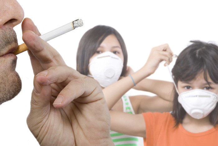 Phụ nữ và trẻ em bị phơi nhiễm với khói thuốc lá ngay trong gia đình.
