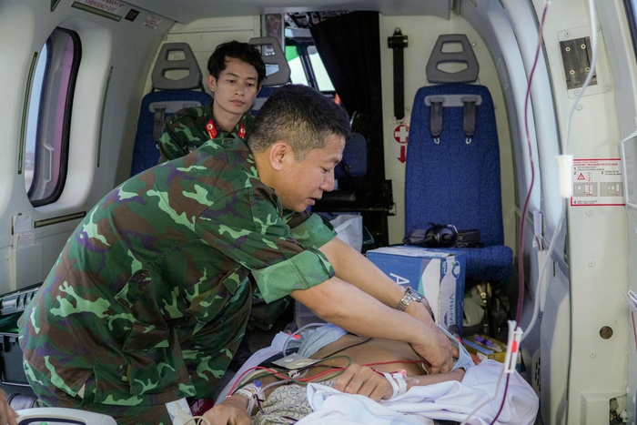 Trực thăng xuyên đêm đưa bệnh nhân bị chấn thương nặng về đất liền điều trị- Ảnh 1.