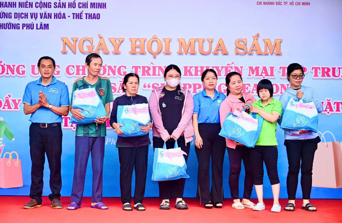 Hội LHPN phường Phú Lâm (TPHCM) tổ chức ngày hội mua sắm thúc đẩy thanh toán không tiền mặt - Ảnh 1.