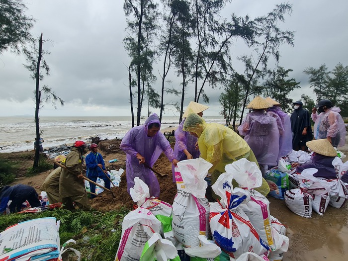 Hà Tĩnh khẩn trương gia cố đê, xả tràn hồ chứa, sơ tán dân ứng phó bão số 10- Ảnh 2.