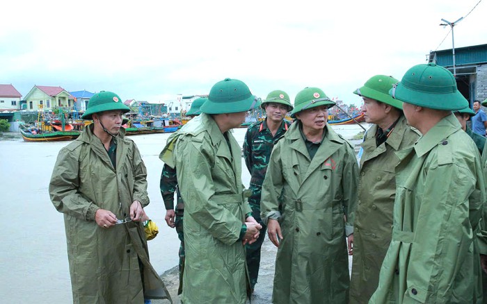 Phó Thủ tướng Trần Hồng Hà yêu cầu không để người dân cố bám trụ khu vực nguy hiểm do bão số 10- Ảnh 1.