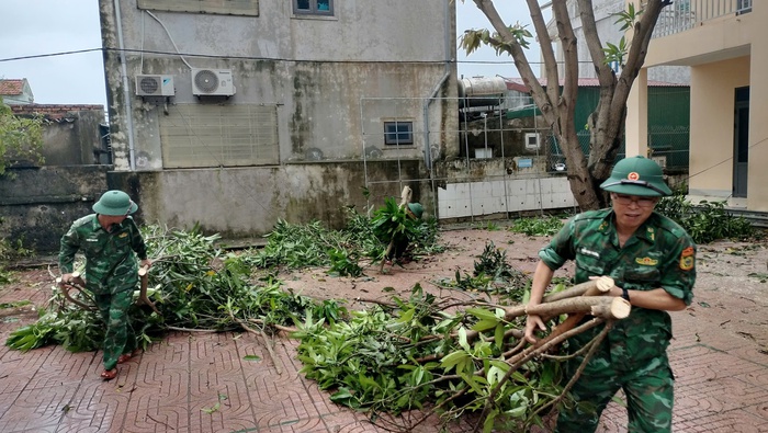 Nghệ An: Bộ đội Biên phòng sơ tán hàng trăm người dân đến nơi an toàn trước khi bão số 10 vào bờ- Ảnh 6.