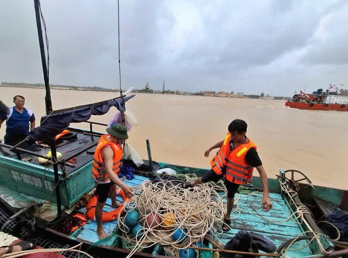 Quảng Trị: Quyết định táo bạo của Trung tá Công an đã kịp thời cứu 7 ngư dân bị chìm tàu trên biển- Ảnh 2.
