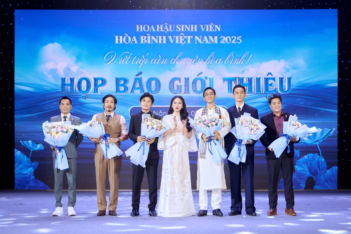 Các thành viên trong BGK cuộc thi