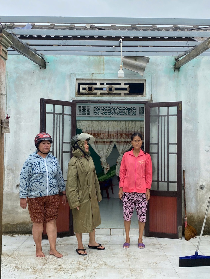 Hàng chục nhà dân ở Huế bị tốc mái, 2 người nghi mất tích ở Đà Nẵng- Ảnh 1.