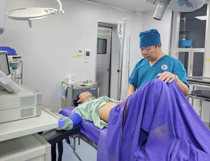 Hơn 2 giờ vượt sóng cấp cứu bệnh nhân viêm ruột thừa cấp tại đảo Quan Lạn- Ảnh 2.