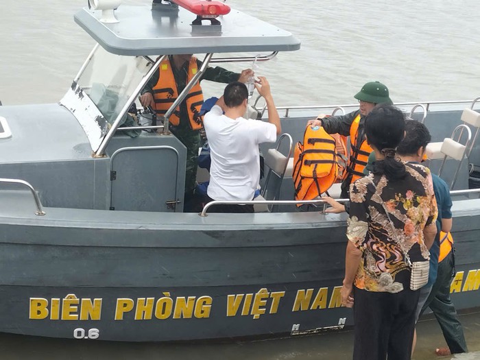 Hơn 2 giờ vượt sóng cấp cứu bệnh nhân viêm ruột thừa cấp tại đảo Quan Lạn- Ảnh 1.
